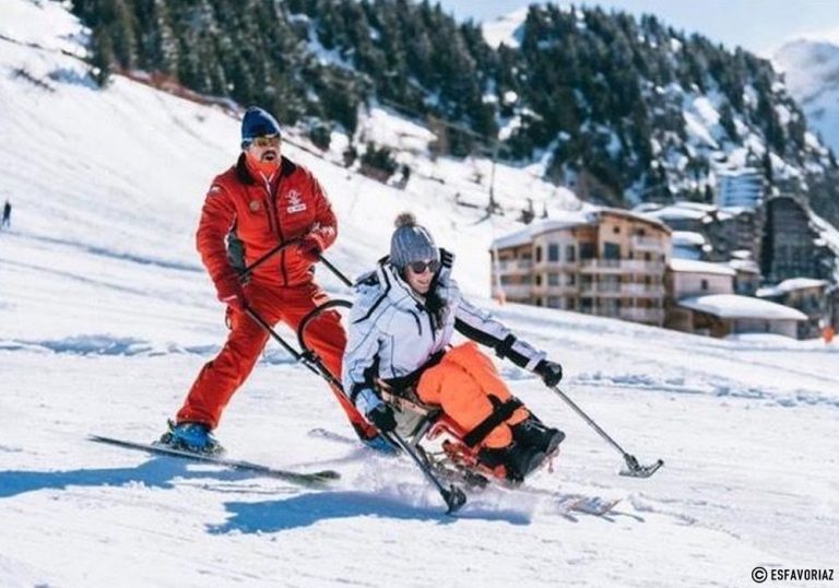 Handicapée descendant une piste